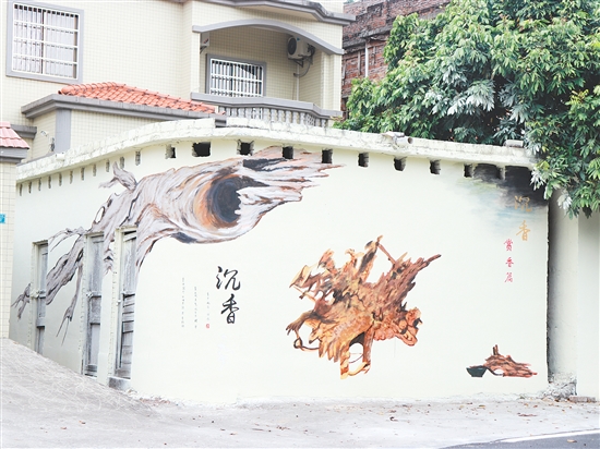 坑尾村在農(nóng)房墻面畫上沉香墻繪，營(yíng)造濃厚的沉香文化氛圍。