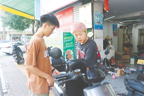 愛心驛站可為外賣騎手提供車輛維修服務(wù)。