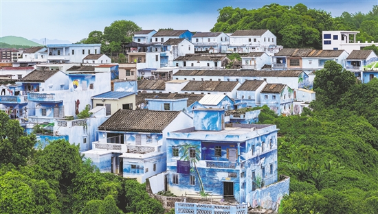 鯤鵬村海洋路沿線99間民房外立面披上“藍(lán)裝”。