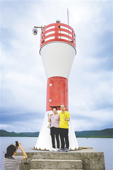 漁港燈塔吸引了許多游客前來打卡。