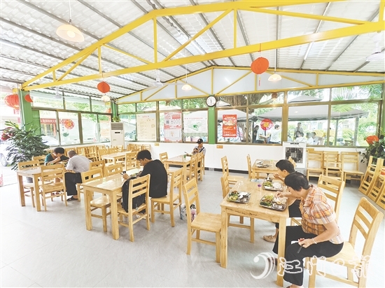 恩平市通過(guò)改建恩城街道小島社區(qū)一處老人時(shí)常聚集的活動(dòng)場(chǎng)所，引入餐飲機(jī)構(gòu)運(yùn)營(yíng)社區(qū)長(zhǎng)者食堂，滿足老人就餐需求。