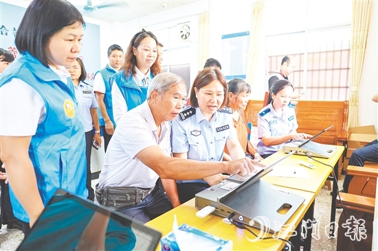 恩平公安戶政部門主動將“辦證專場”開進(jìn)廠區(qū)、社區(qū)。