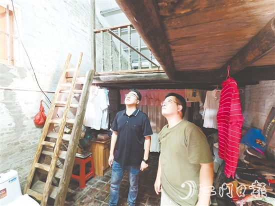 張正毅（左）與村干部一起到村中了解村民危房改造情況。