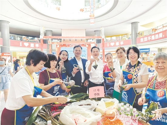 吳衛(wèi)均（左四）參加恩平市端午節(jié)慈善包粽活動(dòng)，并為活動(dòng)慷慨捐款。
