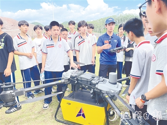 九年級學生向飛手了解無人機的操控技巧。
