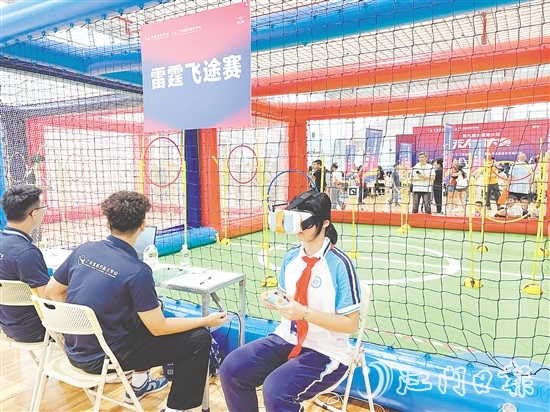 第九屆全國青少年無人機大賽廣東省賽（江門主站賽）中，相關項目的選手戴上VR眼鏡，通過“第一視角”操控無人機。