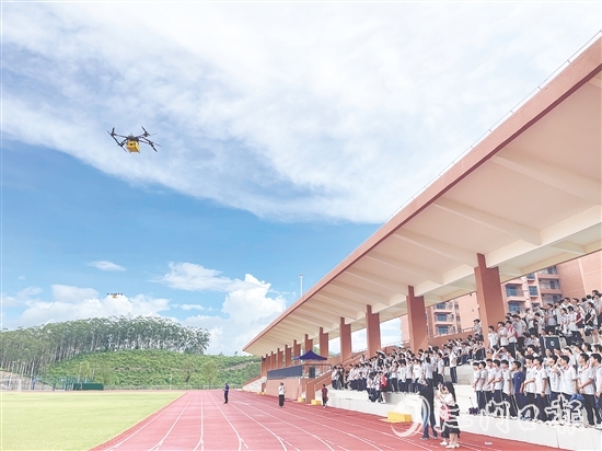 九年級學生在恩平市職教園了解即將新開設的無人機操控與維護專業(yè)。