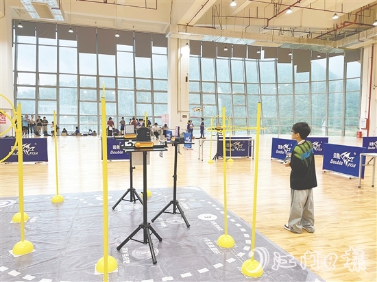 在第九屆全國青少年無人機大賽廣東省賽（江門主站賽）上，選手在比賽中操控無人機。