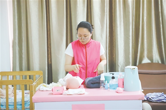 澳門考生模擬嬰兒生活照護(hù)。