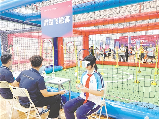 第九屆全國青少年無人機(jī)大賽廣東省賽（江門主站賽）中，相關(guān)項(xiàng)目的選手戴上VR眼鏡，通過“第一視角”操控?zé)o人機(jī)。