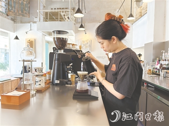在梁艷芬看來，與其在城市里內(nèi)卷，不如回到熟悉的地方，把熟悉的事情做到極致，哪怕是一間小小的咖啡店，也能泡出自己的風(fēng)味，走出自己的路。