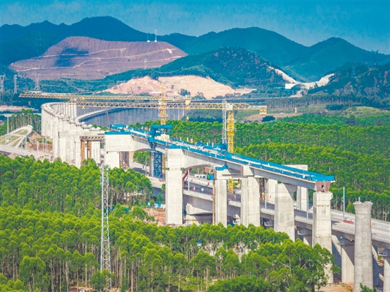 珠肇、廣湛高鐵交會路口施工現(xiàn)場。