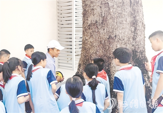 甫草林場的自然教育導(dǎo)師團(tuán)隊(duì)與師生們展開互動交流。