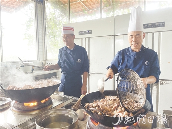 34名學員通過“理論教學+實操演練”模式，系統(tǒng)學習僑鄉(xiāng)經典菜式。