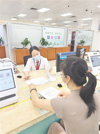 市行政服務中心窗口工作人員為企業(yè)辦理商事登記業(yè)務。