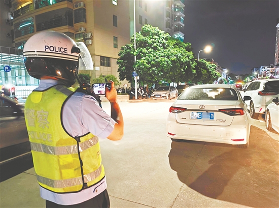 交警通過巡邏勸導(dǎo)、違停拖移、教育處罰等措施來規(guī)范停車秩序。