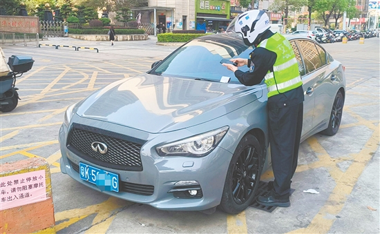 交警通過巡邏勸導(dǎo)、違停拖移、教育處罰等措施來規(guī)范停車秩序。