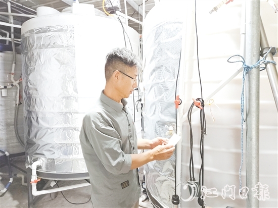 李新在培育工作室檢查發(fā)酵罐。