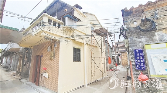 麥老兵居住的房屋煥然一新，外墻更換為暖色調(diào)“衣服”，顯得格外溫馨。