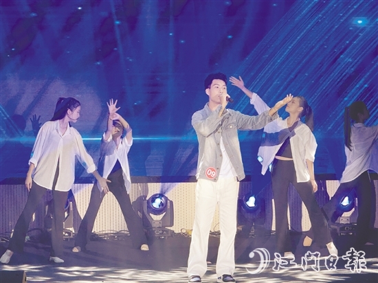 選手們用動人的歌聲展現(xiàn)青春風(fēng)采。