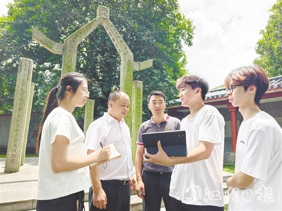 趙尉強（圖中）與五邑大學師生們交流歇馬村文旅發(fā)展計劃。