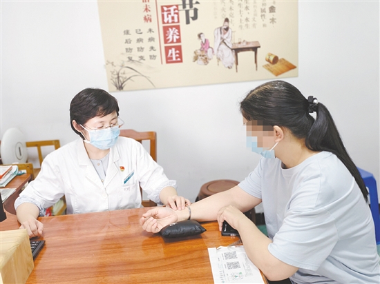 醫(yī)生對患者進(jìn)行檢查。