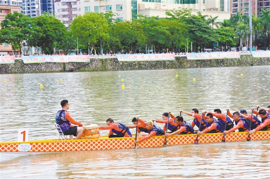 錦江河上，選手們奮勇爭(zhēng)先。