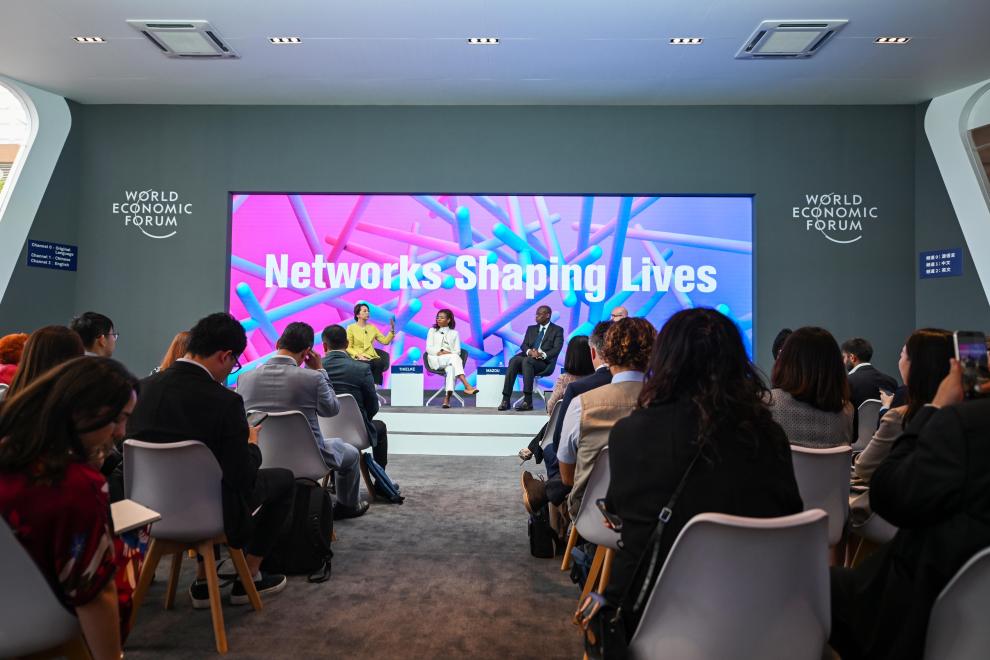 　　6月24日，在國(guó)家會(huì)展中心（天津），參會(huì)嘉賓在前瞻空間“如何讓科技觸手可及”分論壇現(xiàn)場(chǎng)交流。新華社記者趙子碩攝