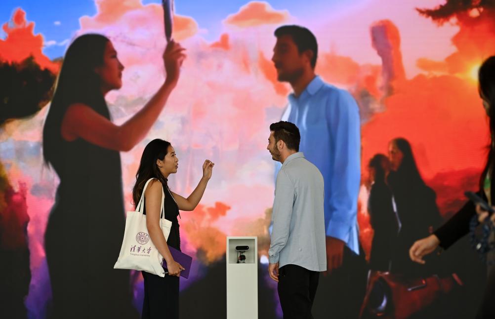 6月24日，兩位嘉賓在國(guó)家會(huì)展中心（天津）論壇會(huì)場(chǎng)設(shè)置的走廊空間交流。新華社記者趙子碩攝