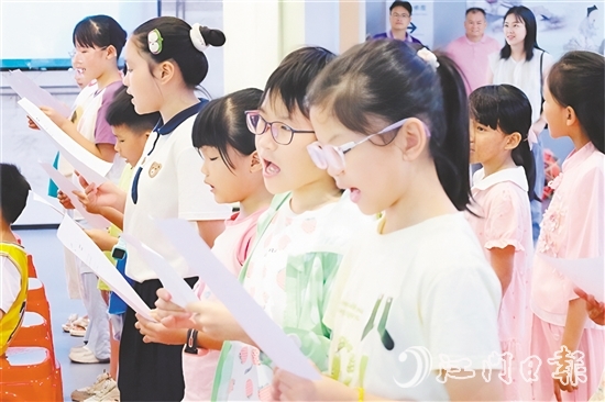 在教師的指導(dǎo)下，小朋友們興致勃勃地學(xué)習(xí)臺山童謠。