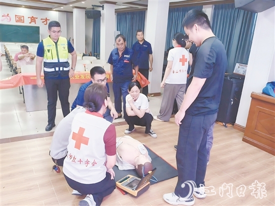 學(xué)員們在講師手把手指導(dǎo)下，利用模擬人進(jìn)行心肺復(fù)蘇操作。