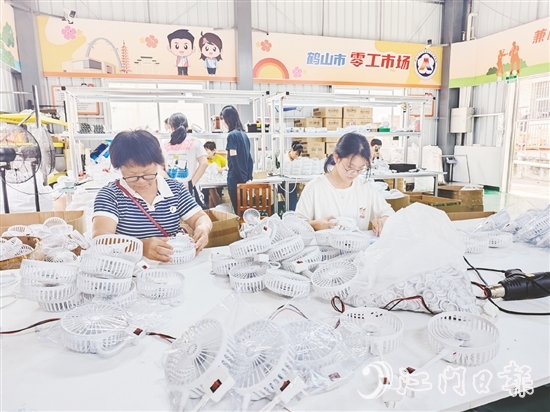 鶴山市“零工市場(chǎng)”以手工作坊為平臺(tái)，對(duì)接不同類型的制造業(yè)企業(yè)，引入多個(gè)種類的手工產(chǎn)品項(xiàng)目。