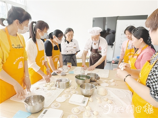 興業(yè)社區(qū)“就業(yè)驛站”選取廣式點(diǎn)心烹飪等熱門就業(yè)技能作為培訓(xùn)課程內(nèi)容，助力群眾提升就業(yè)競(jìng)爭(zhēng)力。