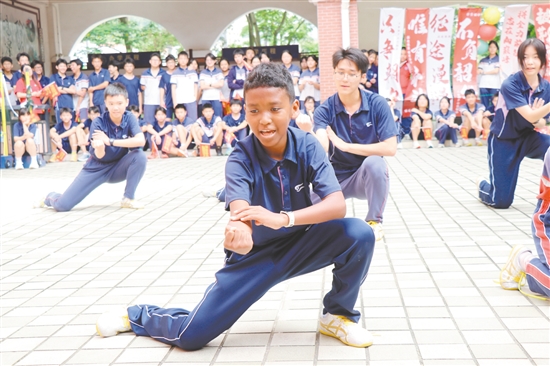 五邑碧桂園中英文學(xué)校的學(xué)弟學(xué)妹自編“中考加油武術(shù)操”，為學(xué)長學(xué)姐加油。