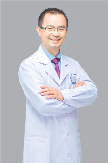 人物檔案：李國泉，皮膚科主任，主任醫(yī)師，從業(yè)31年，黨齡30年。