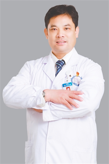 人物檔案：徐裕海，康復(fù)醫(yī)學(xué)科?？浦魅?，理療副主任技師，從業(yè)31年，黨齡27年。