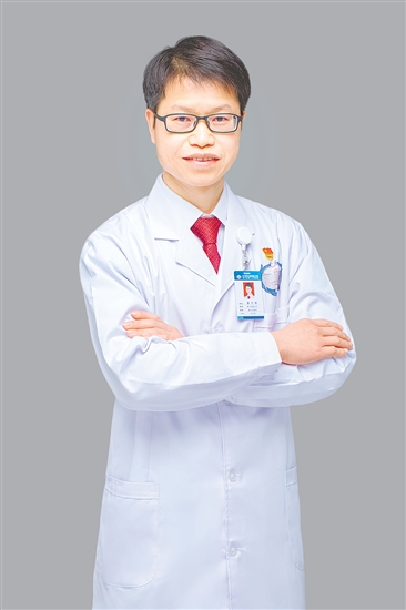 人物檔案：潘月帆，骨科（二區(qū)）主任，從業(yè)20年，黨齡21年。
