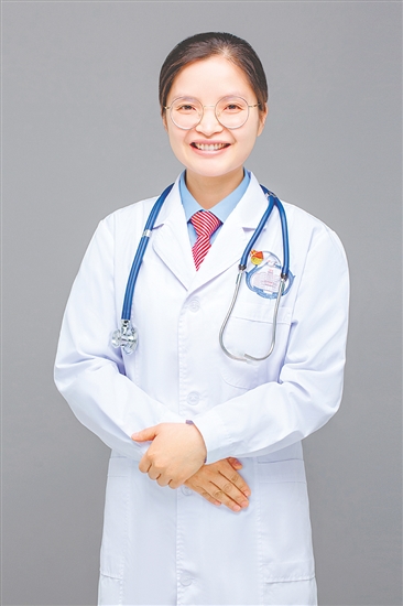 人物檔案：梁金碧，腎內(nèi)綜合科+老年病科五區(qū)主任助理，副主任醫(yī)師，從業(yè)16年，黨齡18年。