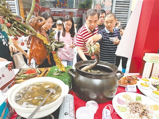 活動現(xiàn)場，以“馬岡鵝×廣東荔枝”為核心的創(chuàng)新菜式成為焦點，成功撩動無數(shù)食客的味蕾。