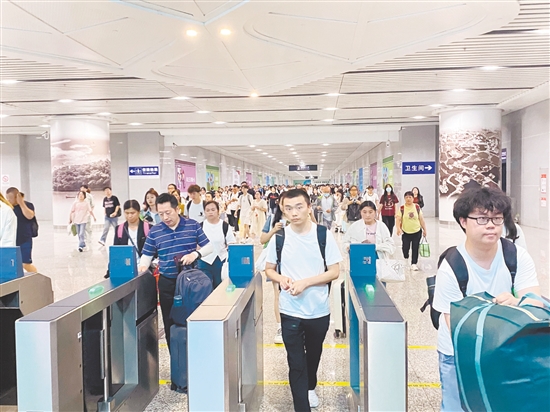 2025年鐵路暑運昨日拉開帷幕，江門站客流已明顯增多。