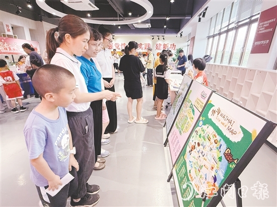 群眾在政策咨詢區(qū)查看江海區(qū)“15分鐘生活便利圈”地圖。