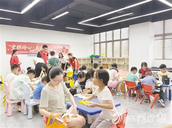 在“紅星閃耀”創(chuàng)意手作營中，親子家庭創(chuàng)作紅色主題帆布袋。