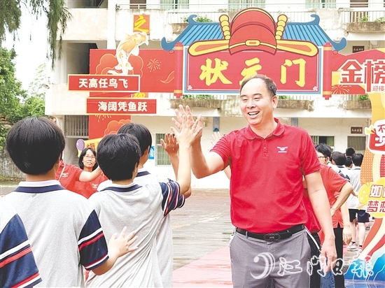 身著紅色衣衫送考的教師們成為校園一道溫暖的風(fēng)景線。