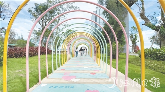 北陡鎮(zhèn)山海瀾岸度假村依山傍海，擁有專屬沙灘、海景太空艙別墅、兒童游樂(lè)區(qū)、燒烤吧和紅樹(shù)林餐廳。