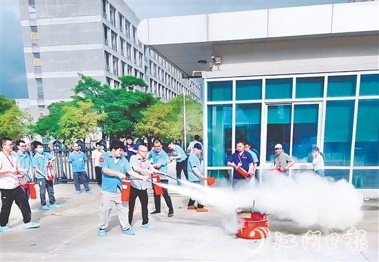 職工踴躍學習如何使用滅火器。