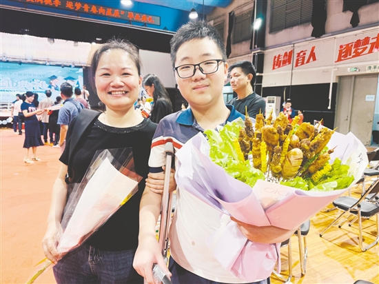 中考結(jié)束后，五邑碧桂園中英文學(xué)校家長(zhǎng)為“吃貨”兒子送上了特別的“燒烤花”。