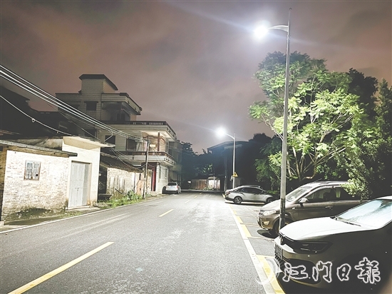 如今的河山村進(jìn)村路兩旁路燈明亮，村民夜間出行更安心。
