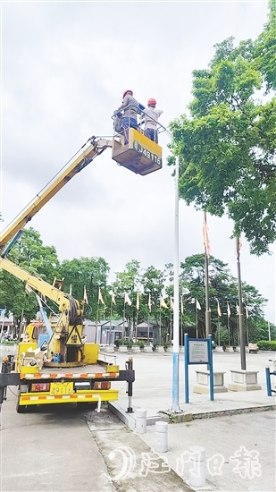 施工人員對(duì)道路兩旁路燈進(jìn)行維修、更換。