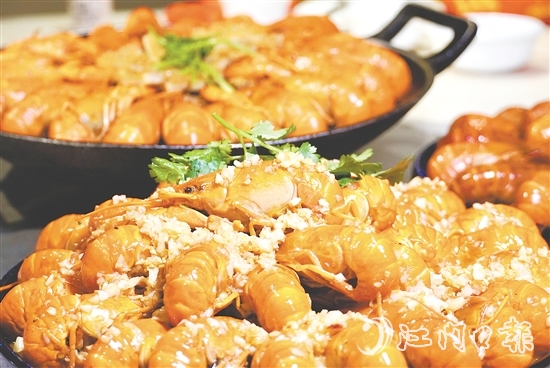 藍(lán)龍蝦肉質(zhì)豐腴鮮甜，烹飪方式多種多樣。