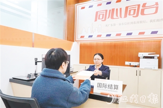 譚嘉琪經(jīng)常向群眾普及金融知識(shí)。